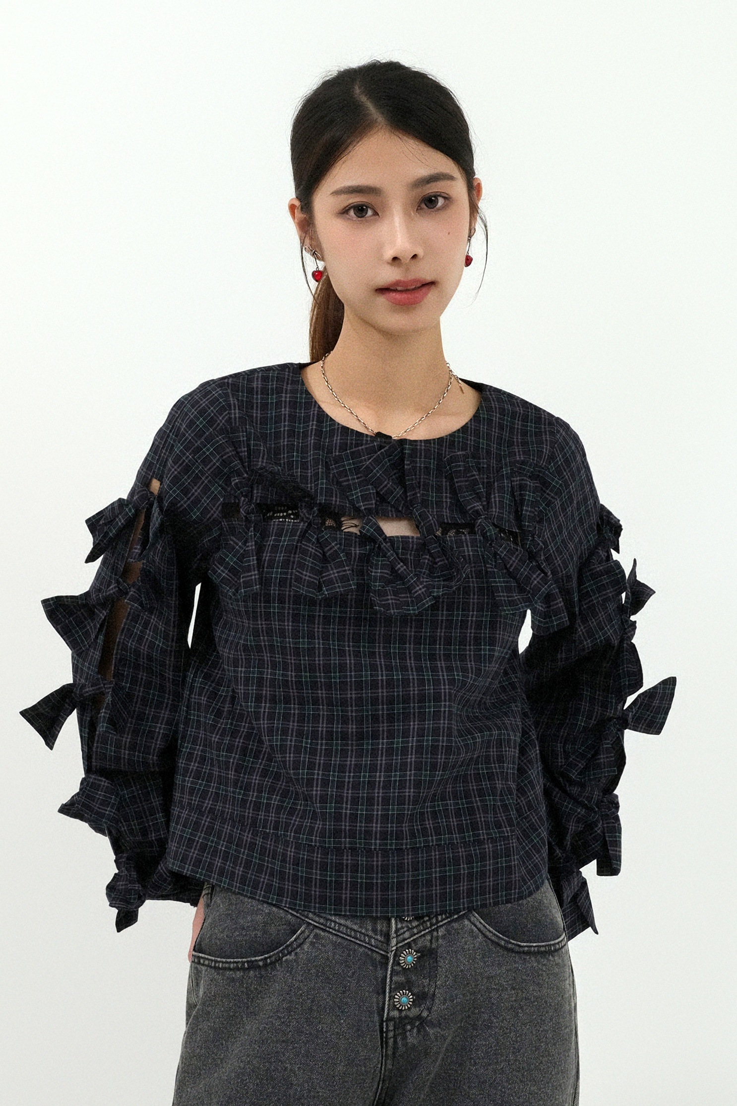 格紋蝴蝶結開洞上衣 (預購產品）
