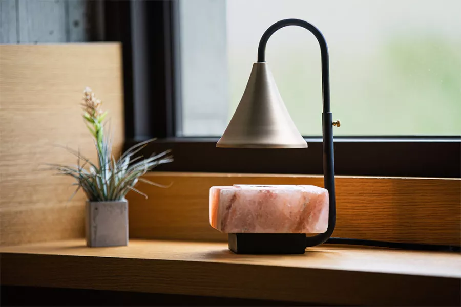 LumiAroma 光氛流域-擴香玫瑰鹽燈,款式:一般,一整塊的天然玫瑰鹽礦擺在木質融蠟燈座上。