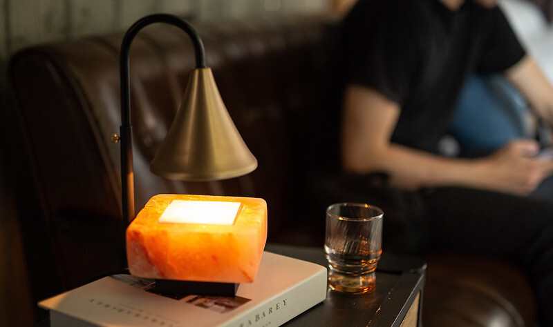 LumiAroma 光氛流域-擴香玫瑰鹽燈,把在沙發邊桌上,柔和溫暖光線,釋放香氣舒緩精神。