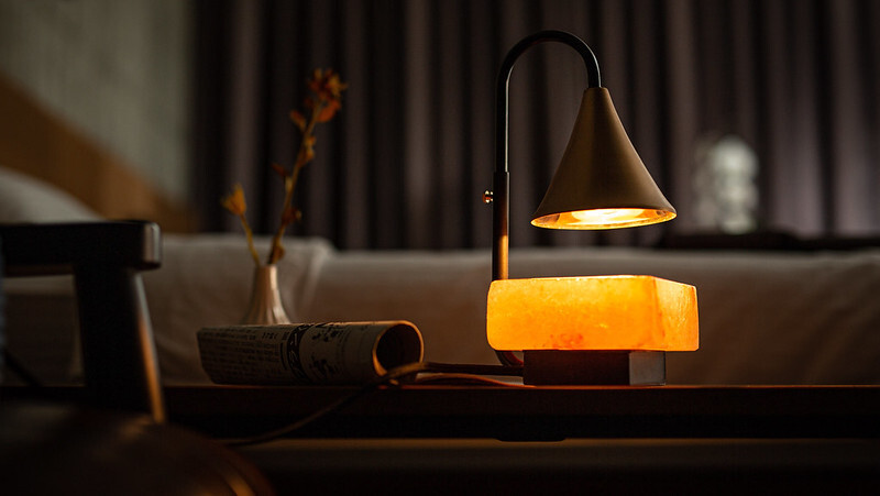 LumiAroma 光氛流域-擴香玫瑰鹽燈,除了香氛功能,更是一盞溫暖的照明,提升室內氣氛。