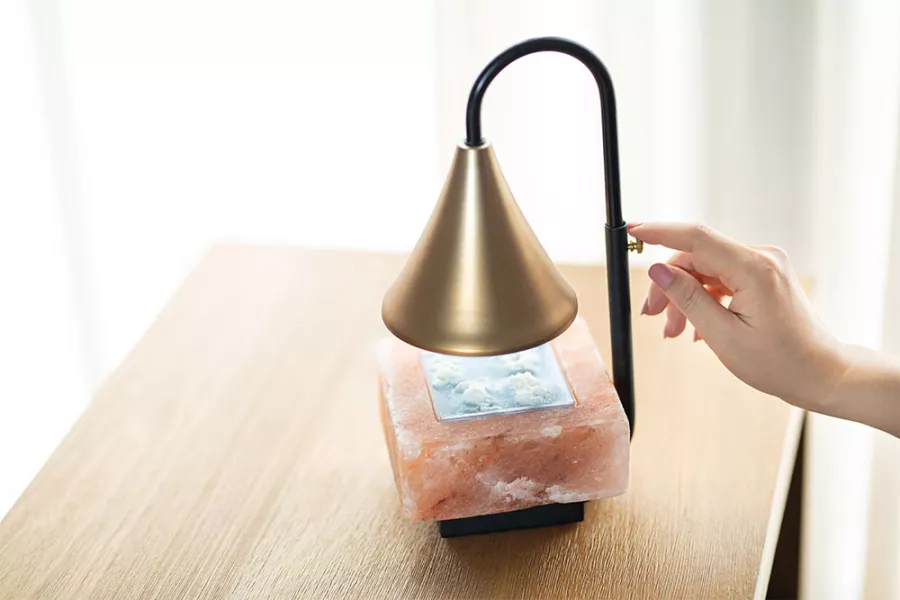 LumiAroma 光氛流域-擴香玫瑰鹽燈,金屬燈罩、木質底座上擺放擴香玫瑰鹽。