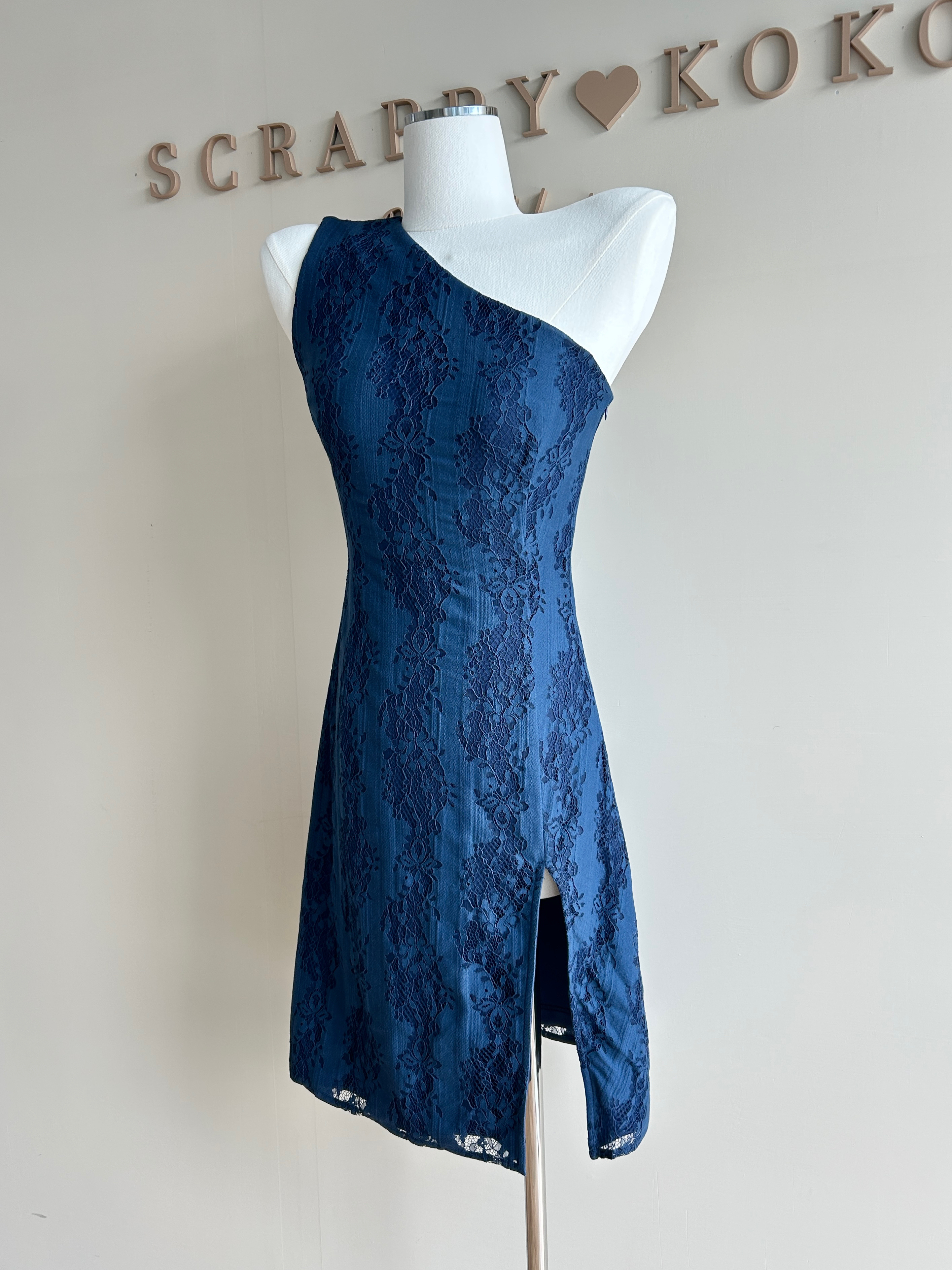 Retro motifs 復古美學 斜肩開衩蕾絲洋裝