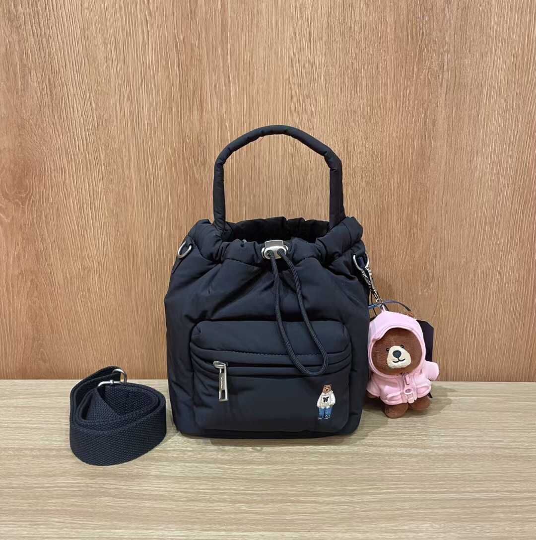 【預購】AKR091007 WHO.A.U 小熊夾棉水桶袋 (WHBGF4V22A)