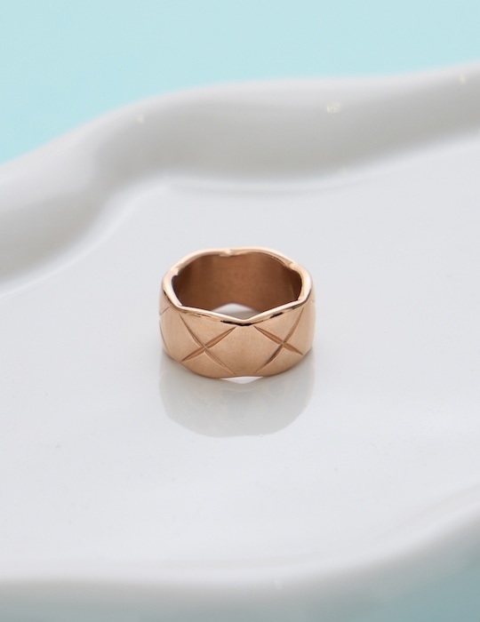 【鈦鋼】經典菱格戒指-寬版(玫瑰金)