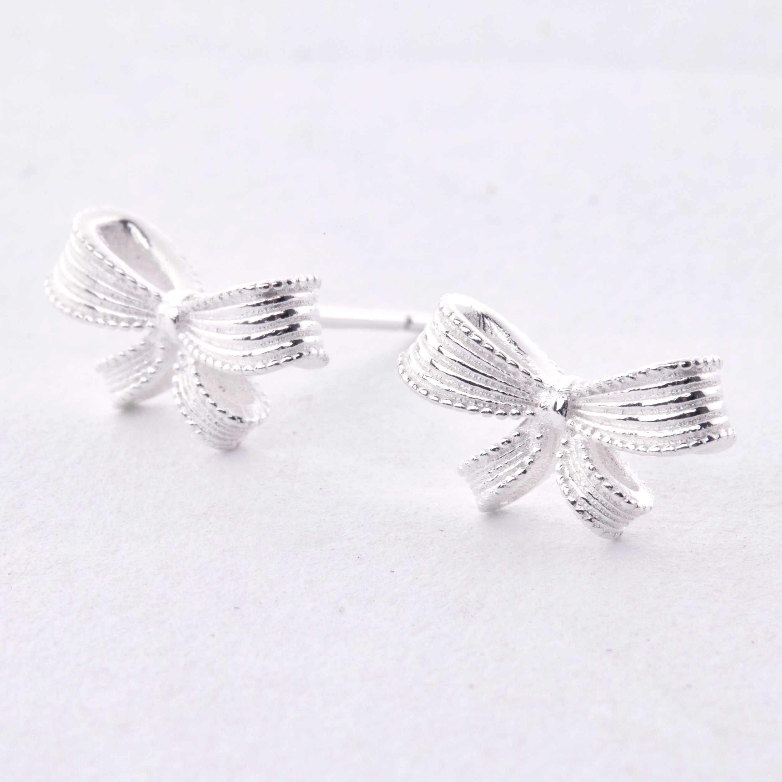 E2311 | 純銀壓紋蝴蝶結耳環