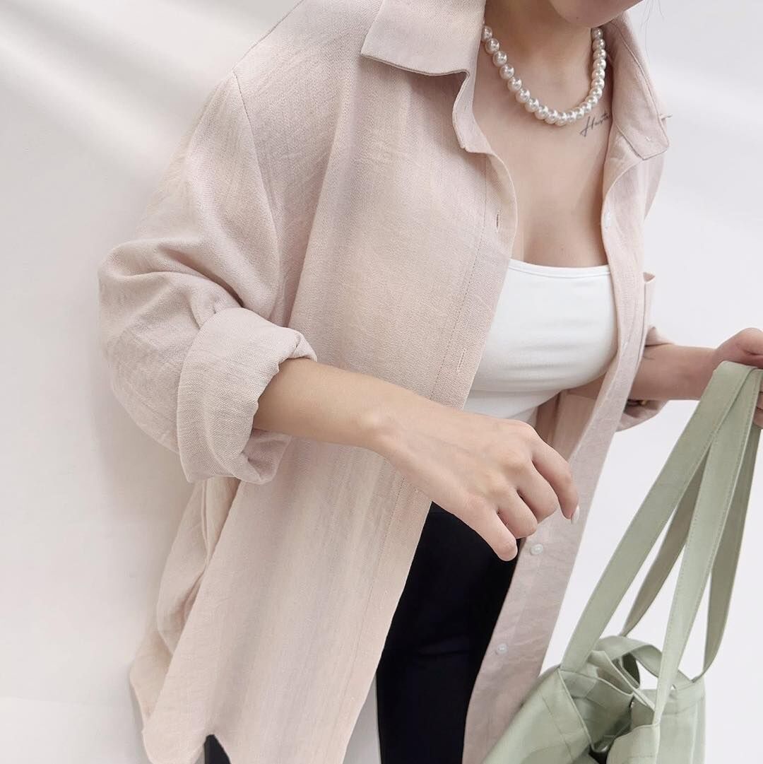 【輕盈優雅的後壓褶造型襯衫】（現貨）