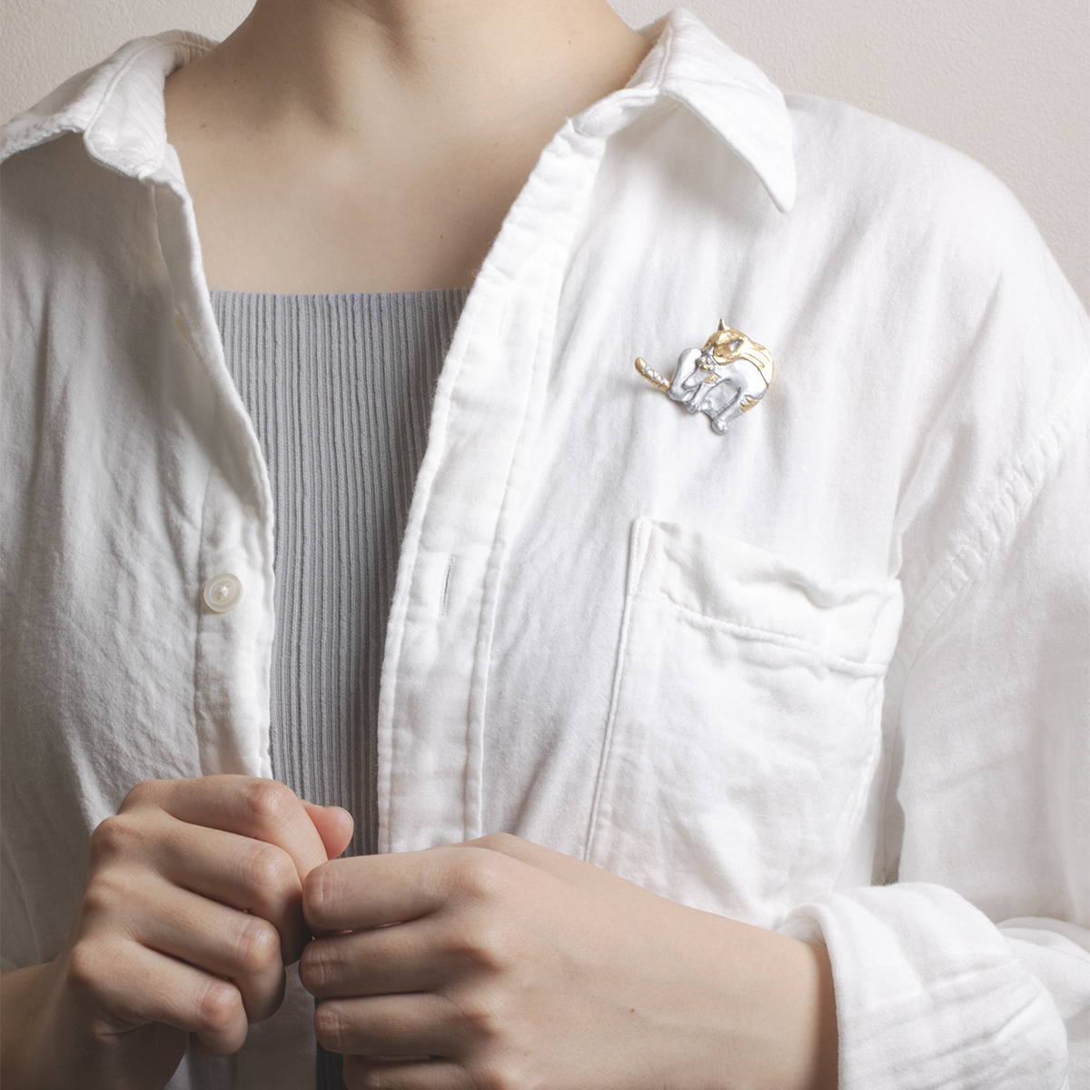 [已停產] 正在梳理毛髮的貓咪胸針