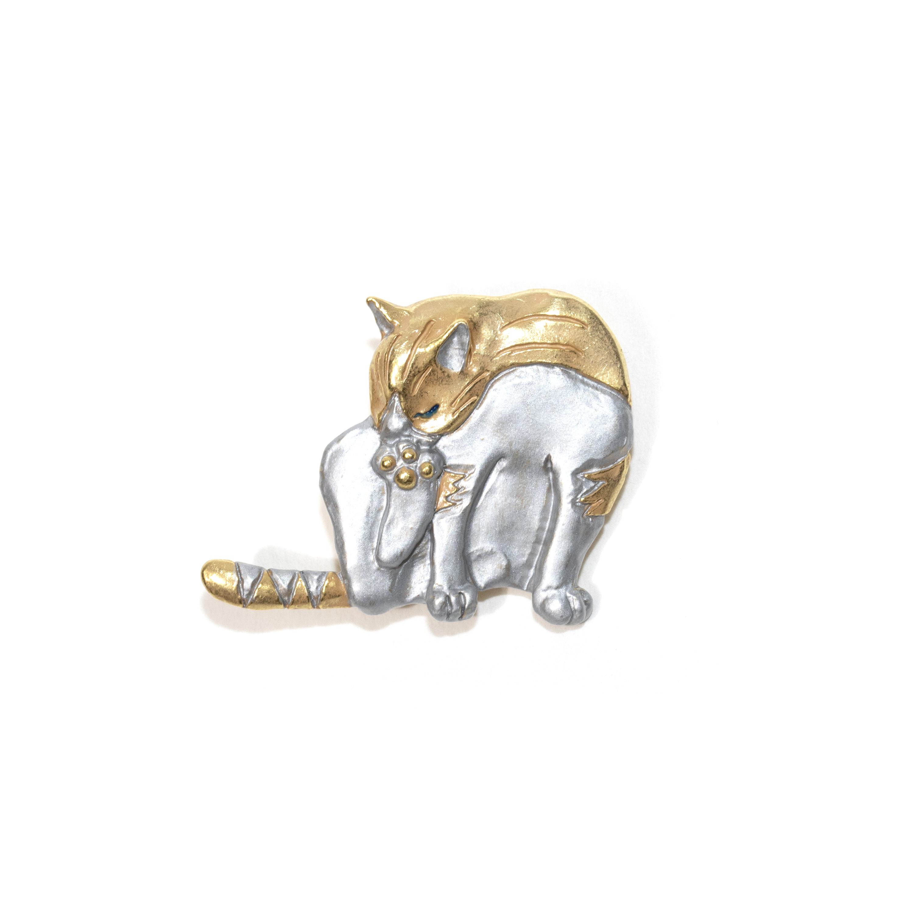 [已停產] 正在梳理毛髮的貓咪胸針