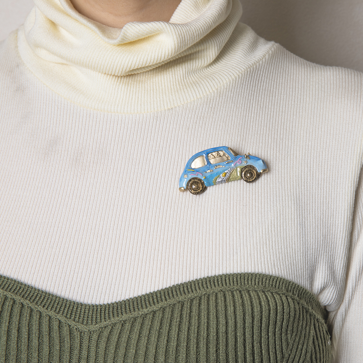 在海岸線上飛馳的汽車胸針