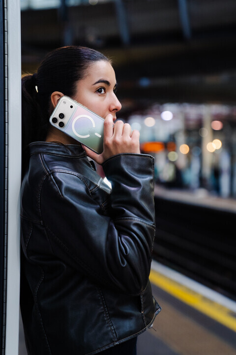 UNIQ Iridescia iPhone 17 系列磁吸防摔閃耀手機殼