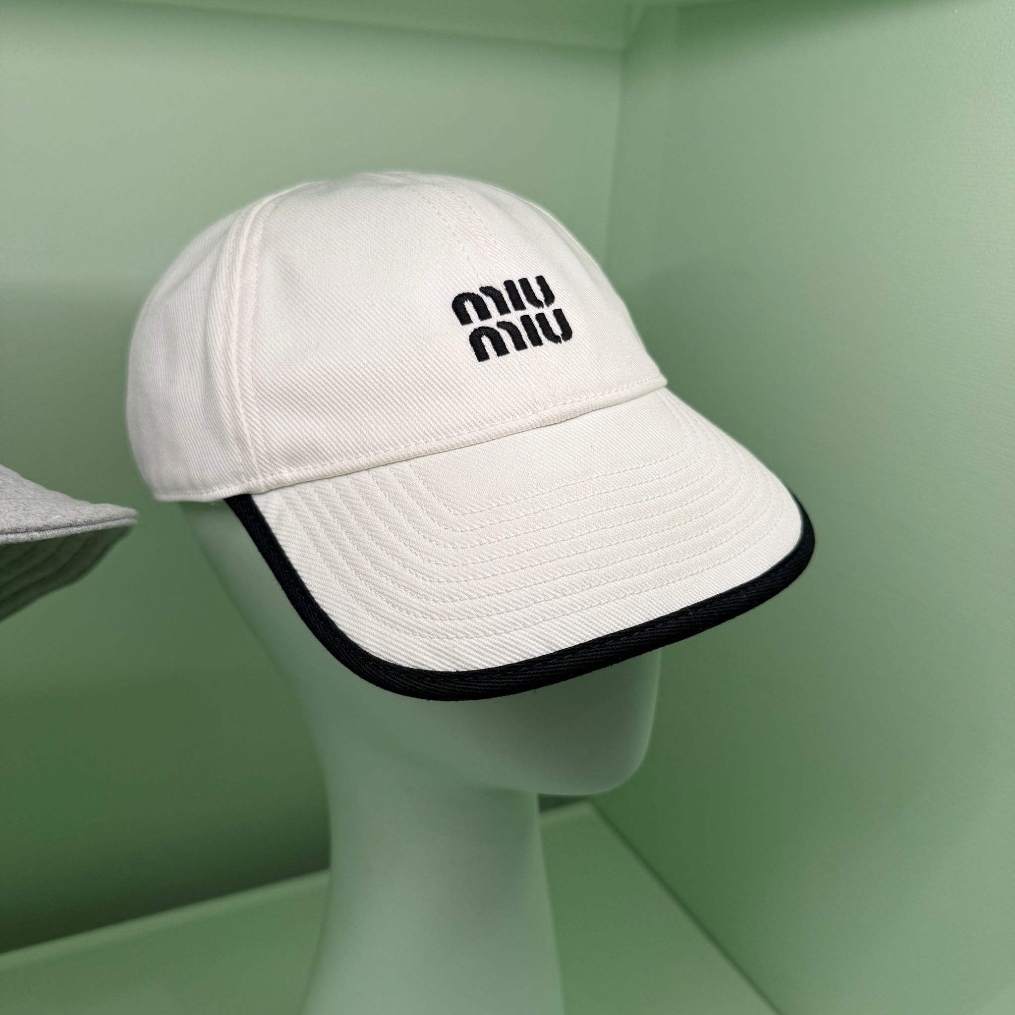 Miumiu cap white 5HV369