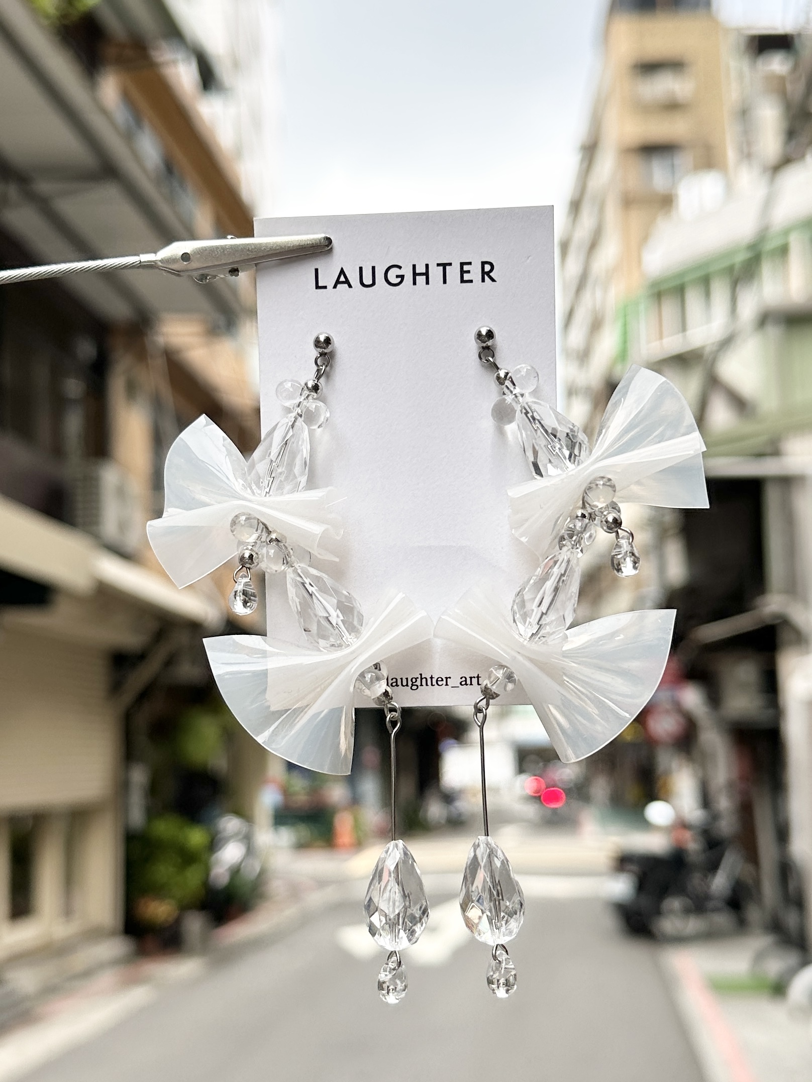 [LAUGHTER] ribbon drops | 白色 | 耳針 | NO.252