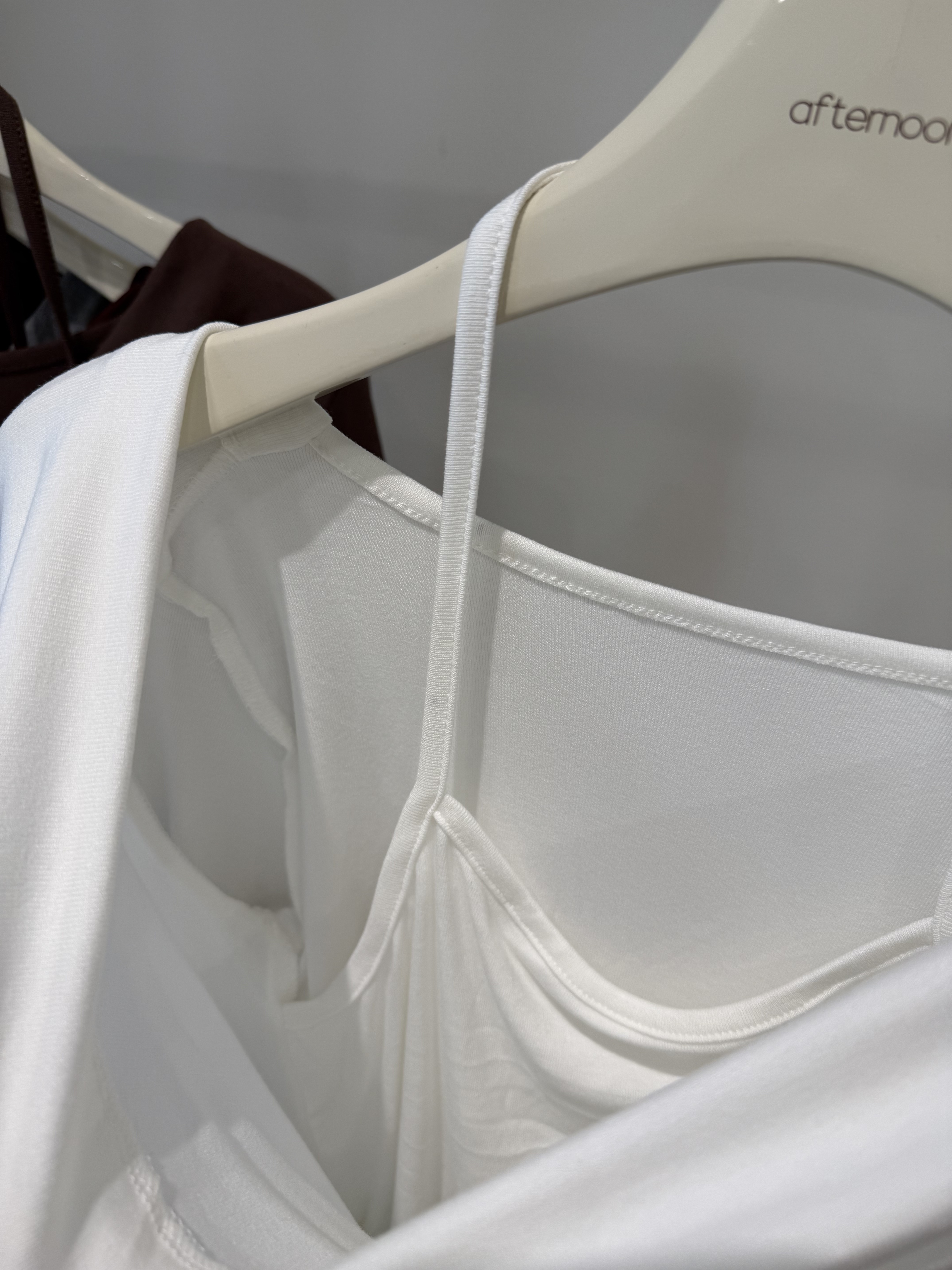 2586 假兩件掛脖一字領上衣