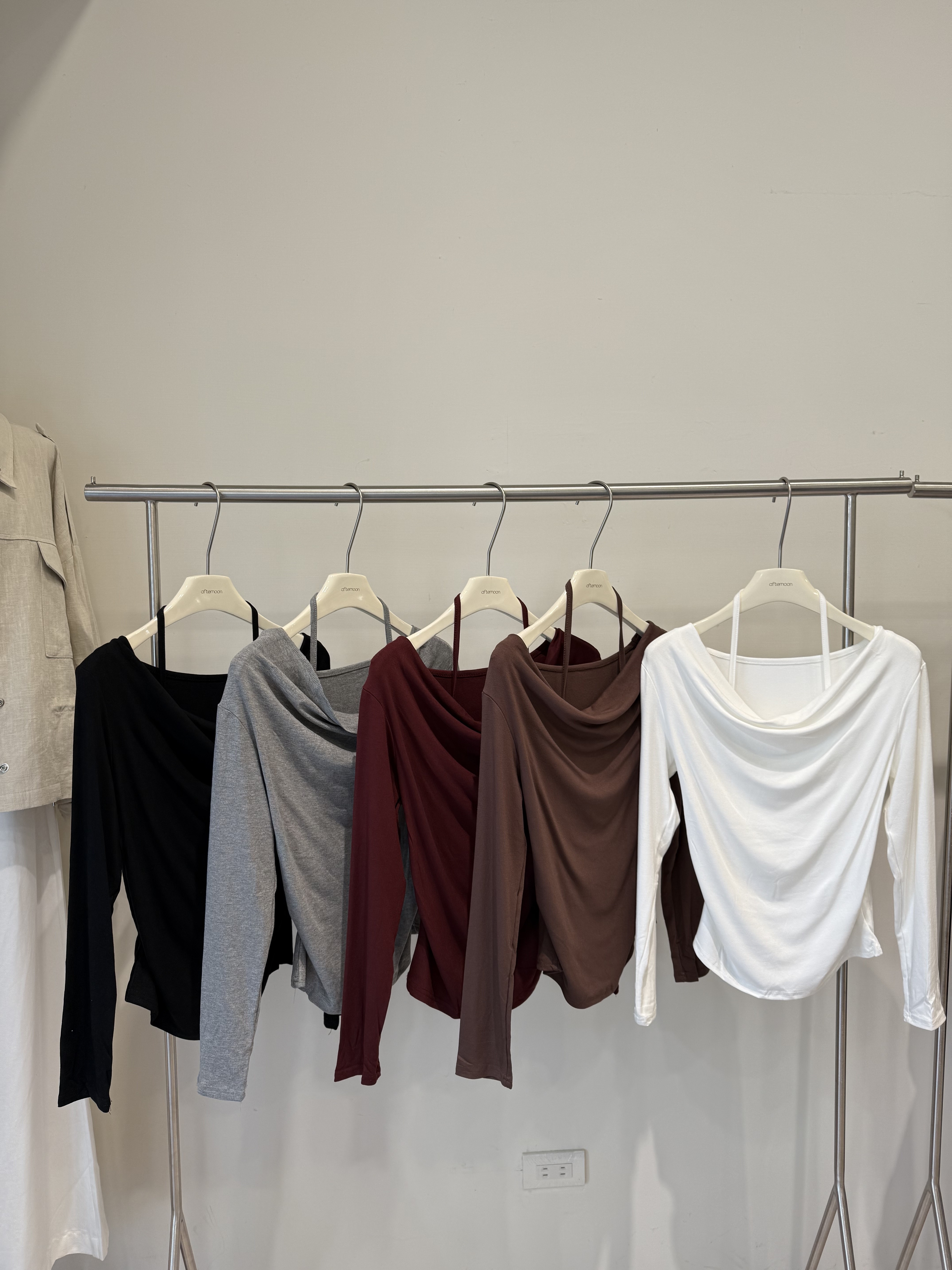 2586 假兩件掛脖一字領上衣