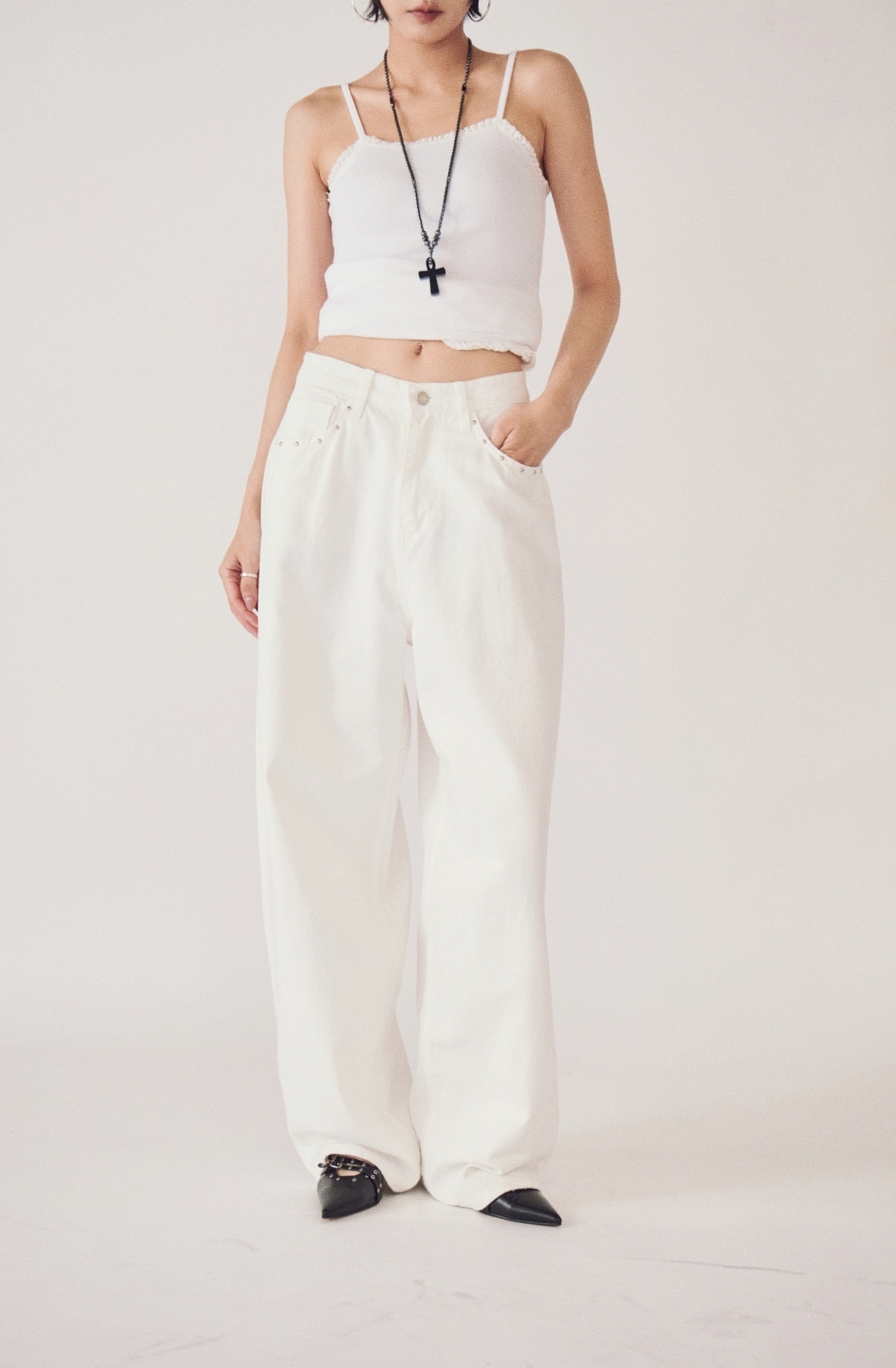 【瑕疵】鉚釘鑲邊彎月褲-白