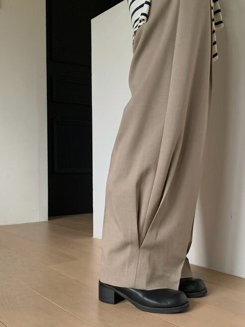 下擺開褶西裝褲