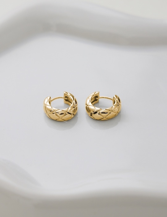 圓潤設計菱格。針式耳環(金)