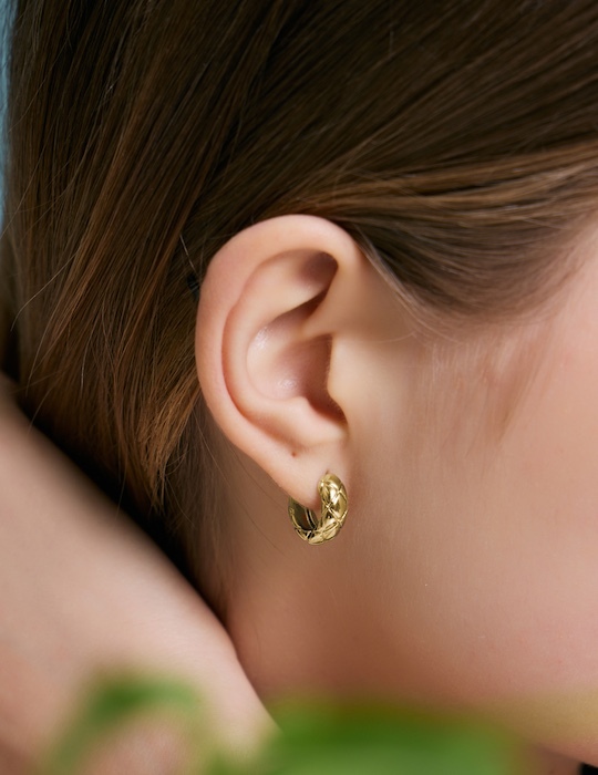 圓潤設計菱格。針式耳環(金)