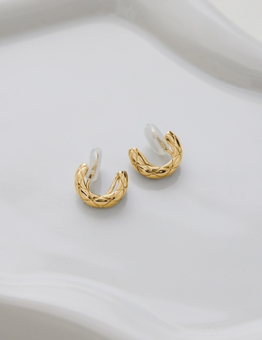 圓潤設計菱格。夾式耳環(金)