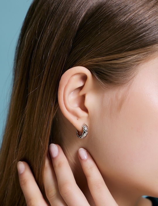 圓潤設計菱格。針式耳環(銀)