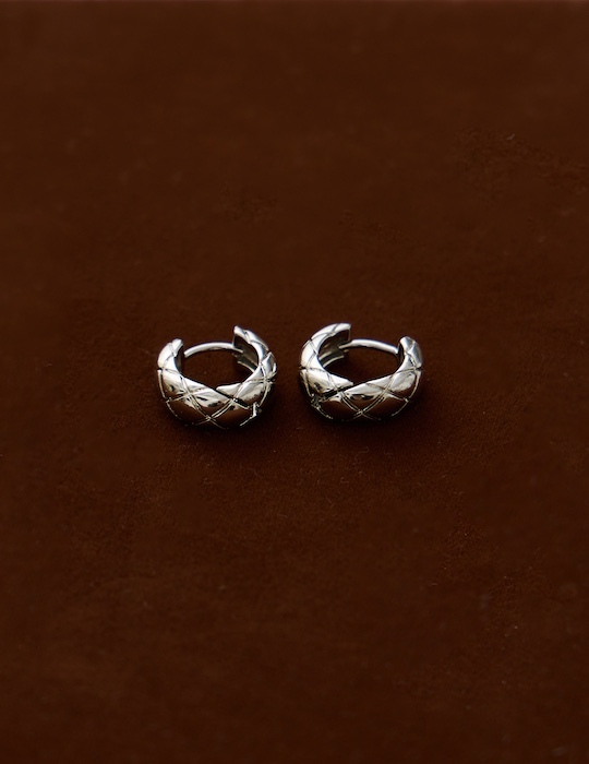 圓潤設計菱格。針式耳環(銀)