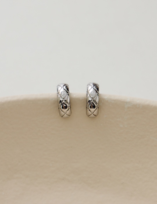 圓潤設計菱格。夾式耳環(銀)