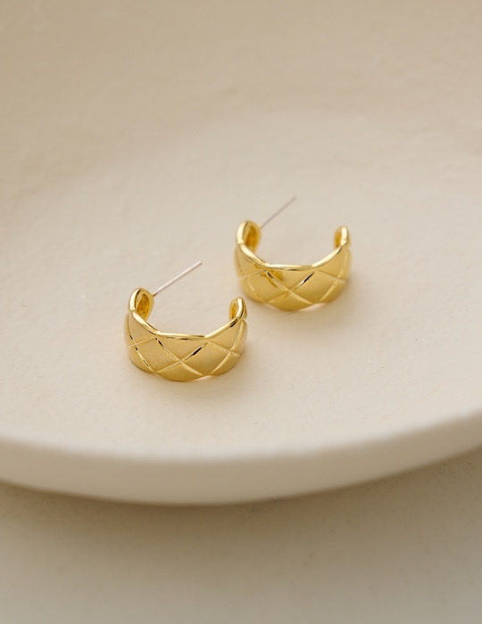 質感寬菱格。針式耳環(金)