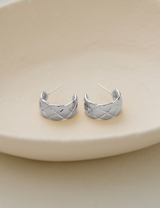 質感寬菱格。針式耳環(銀)