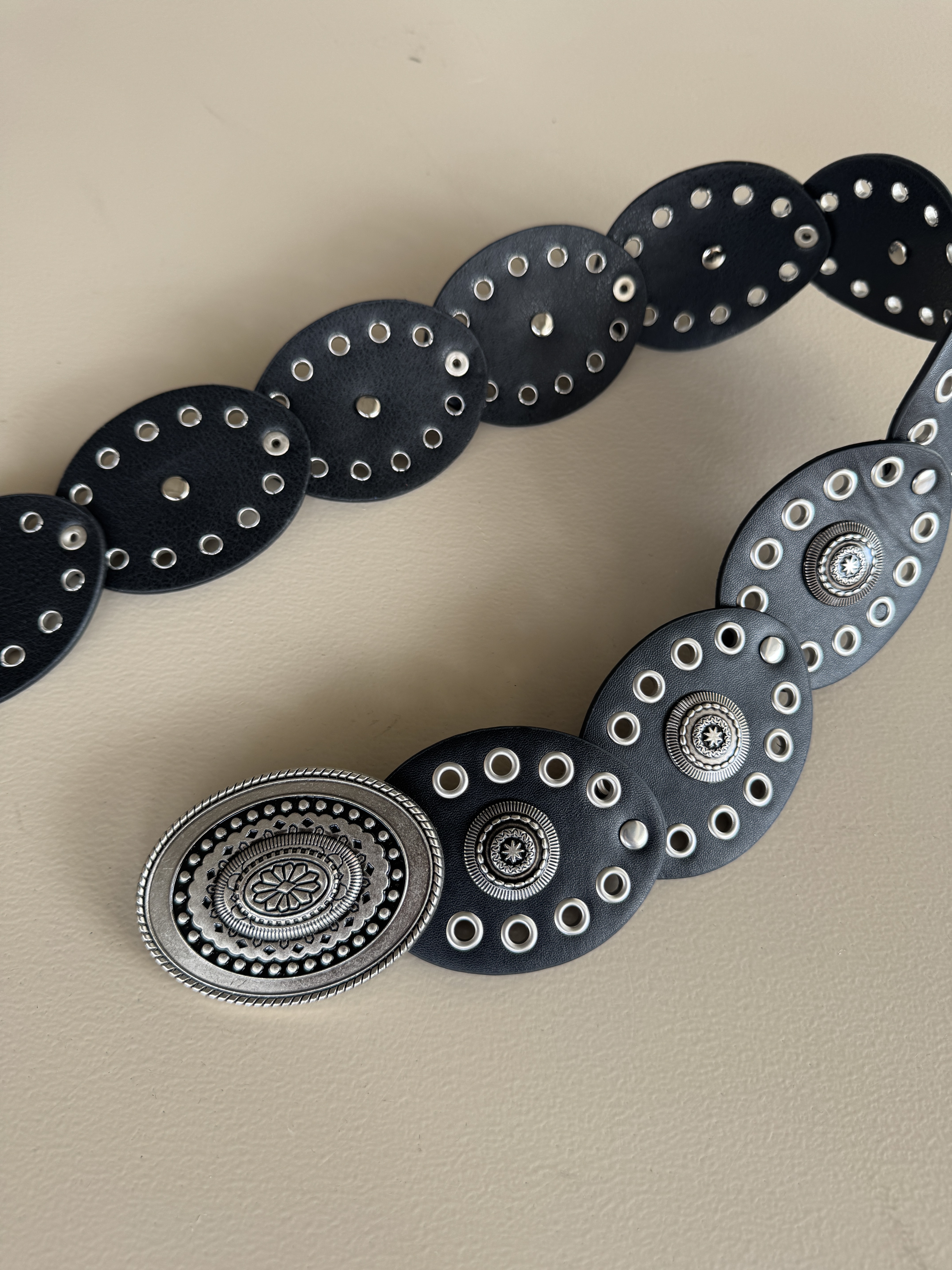 金屬黑色橢圓腰帶