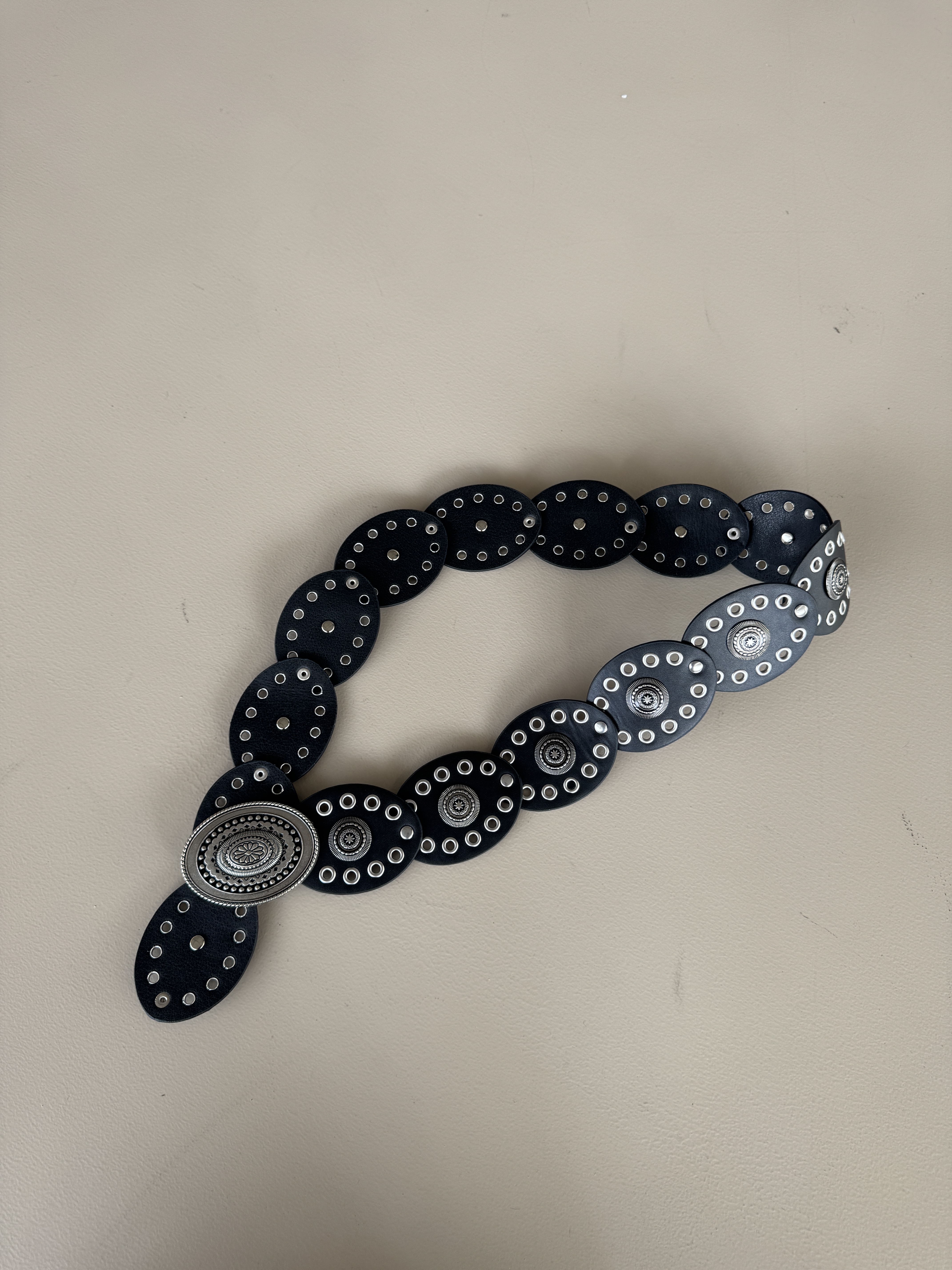 金屬黑色橢圓腰帶