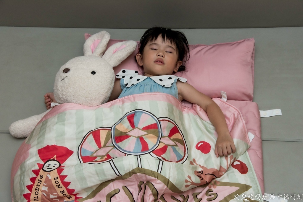 【育兒❤分享】媽咪學苑｜赫媽咪天絲彈力支撐款兒童睡袋｜幼兒園睡袋兩件組開箱分享，幼兒園入學必備清單