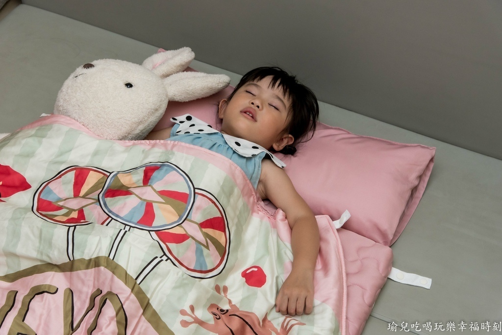 【育兒❤分享】媽咪學苑｜赫媽咪天絲彈力支撐款兒童睡袋｜幼兒園睡袋兩件組開箱分享，幼兒園入學必備清單