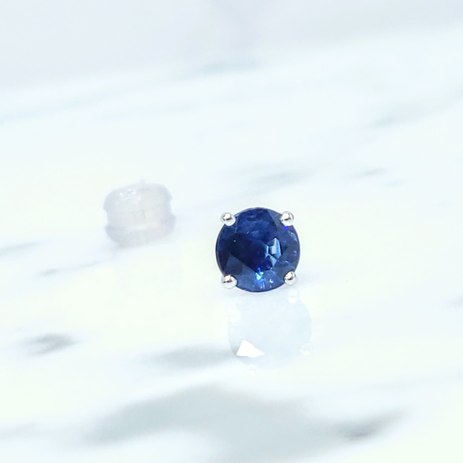 18K White Gold 0.80ct Sapphire Single Earring
