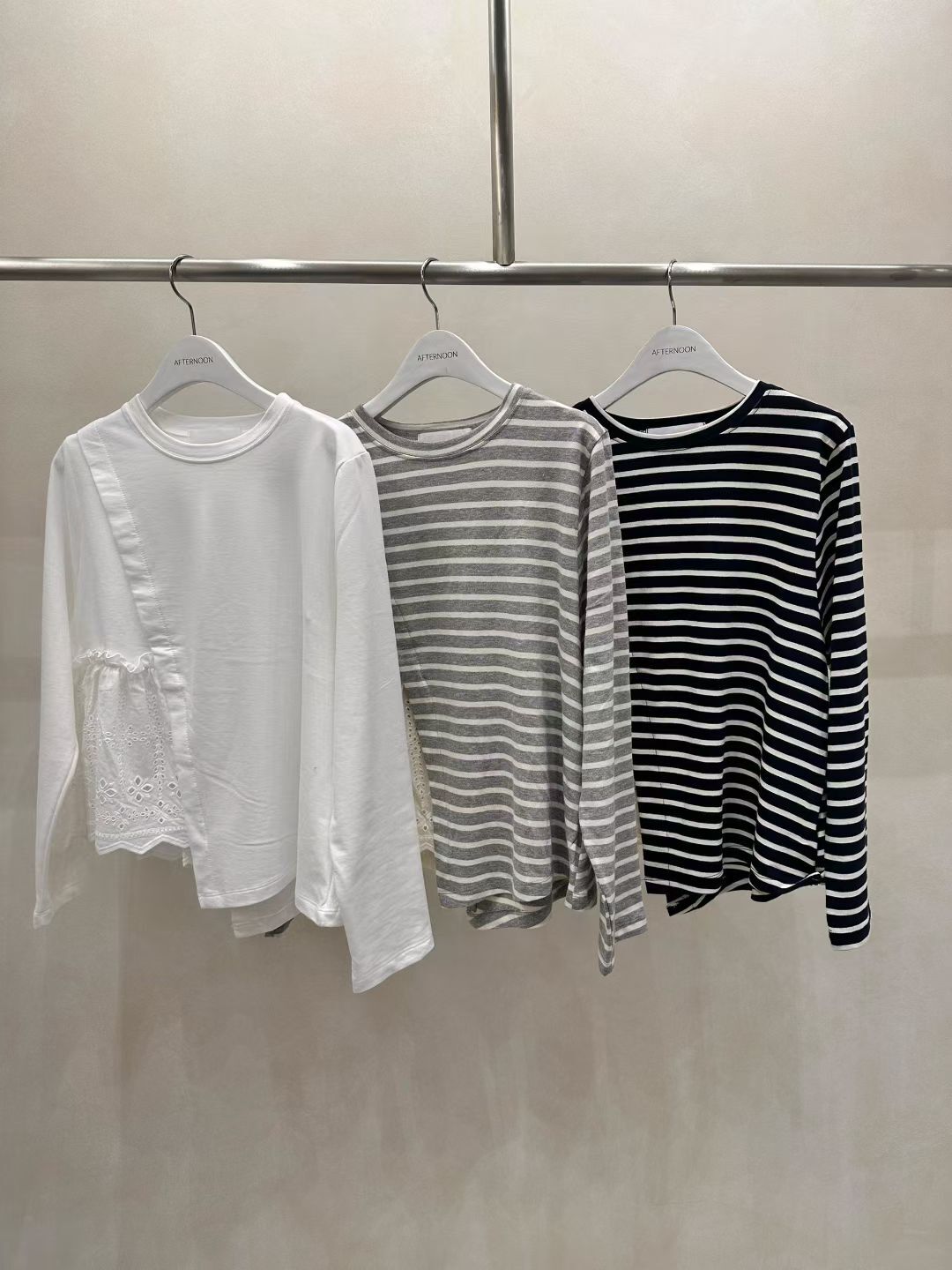 AF5015 蕾絲通花拼下擺間條長袖上衣