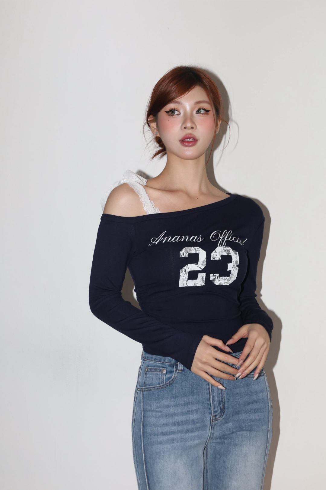 [ Ananas自訂款✨]品牌LOGO斜肩蕾絲綁帶上衣