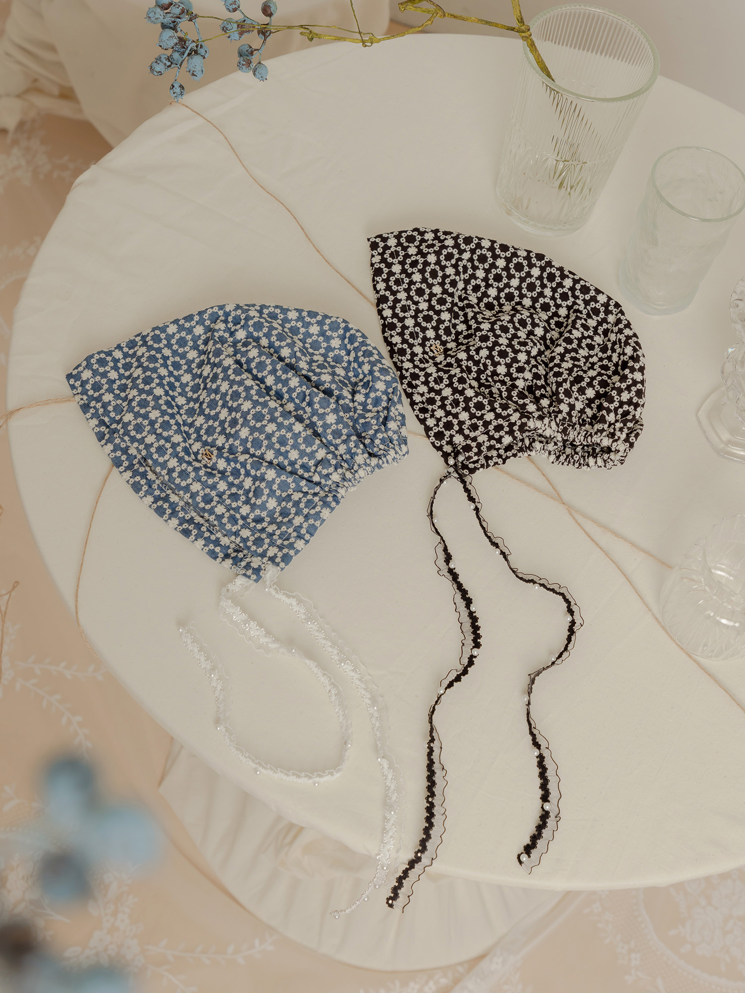 某某怪奇。MUCHAT手作小花蕾絲綁帶編織帽 (藍)