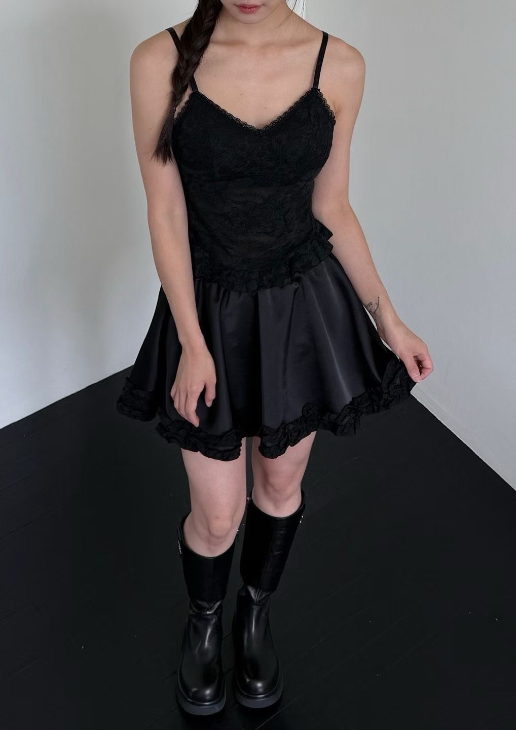 緞面荷葉滾邊短裙