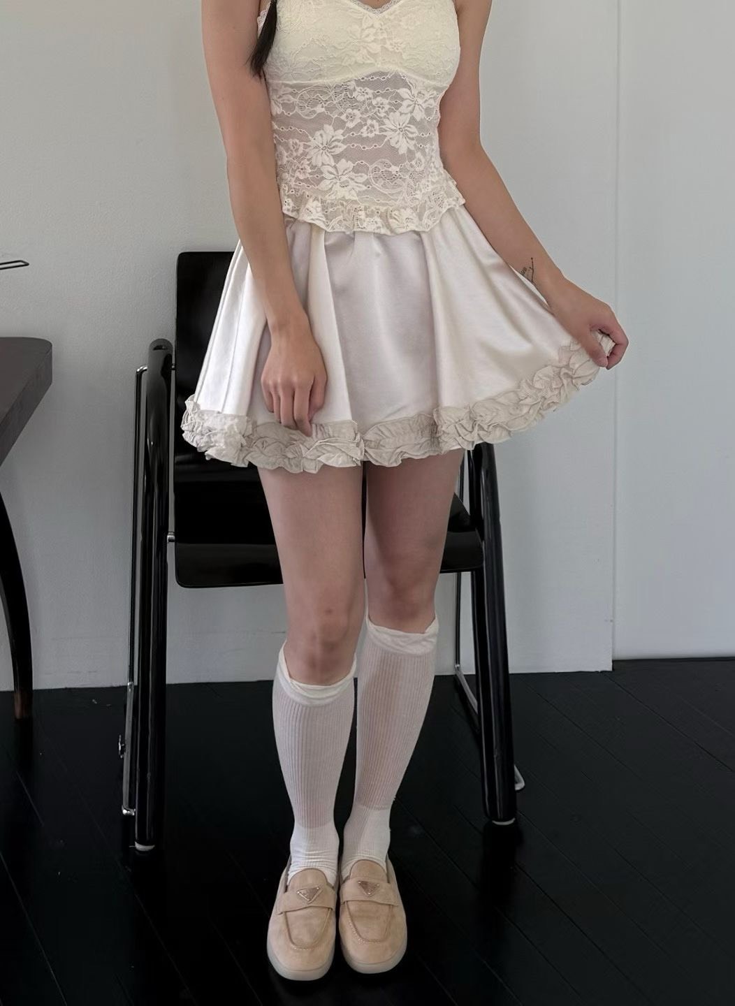 緞面荷葉滾邊短裙