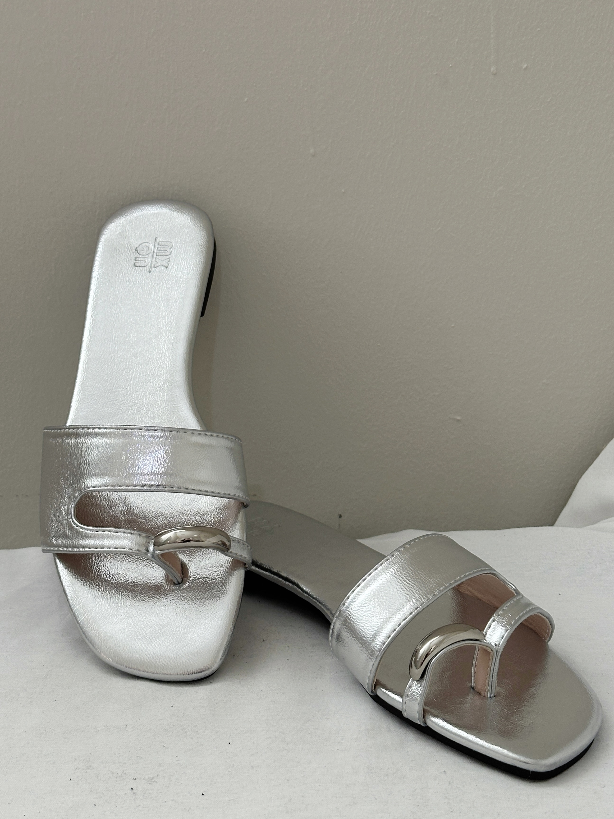 Ouwen Matellic Toe Ring Sandals Silver -SH084SIL