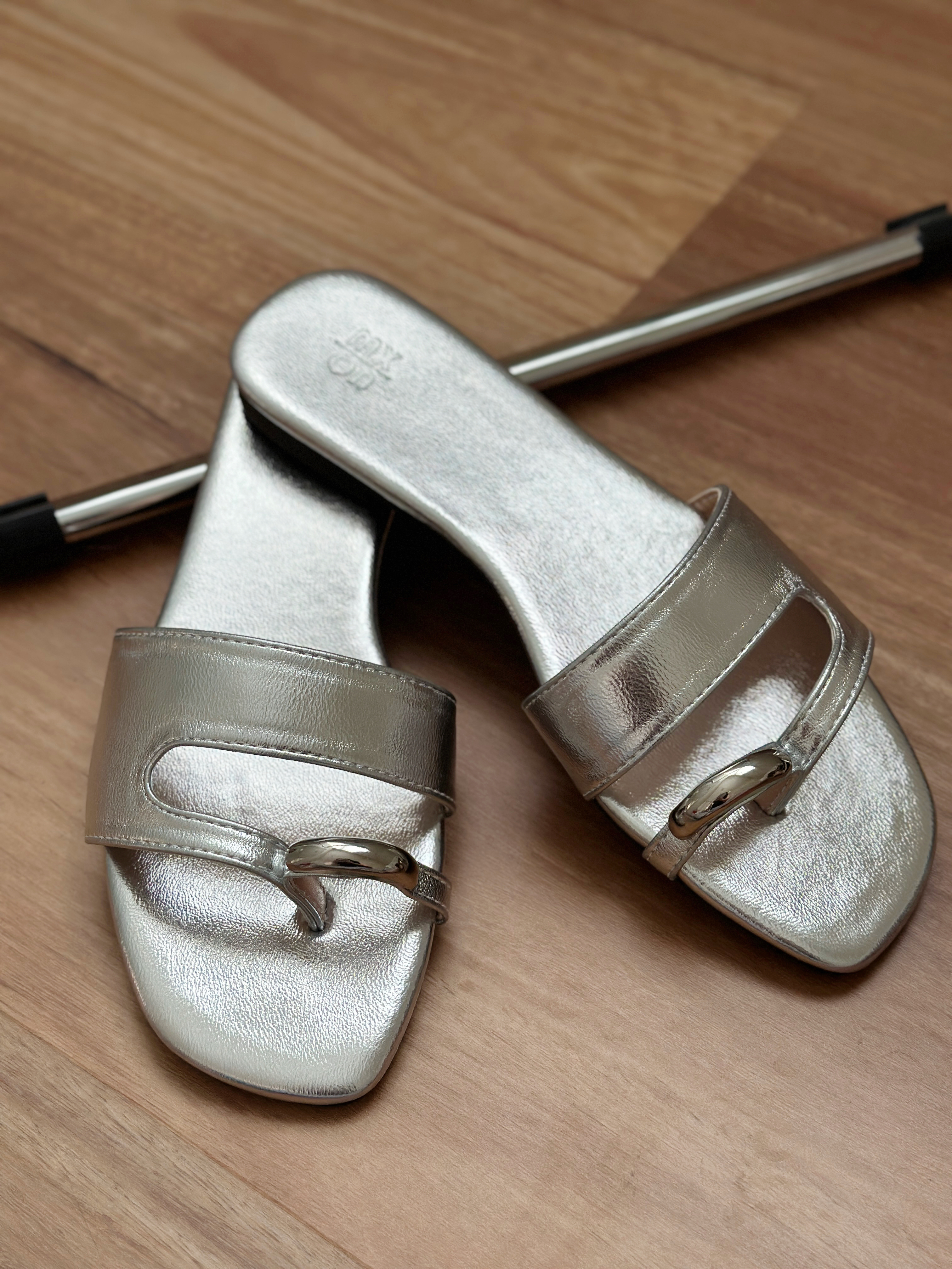 Ouwen Matellic Toe Ring Sandals Silver -SH084SIL