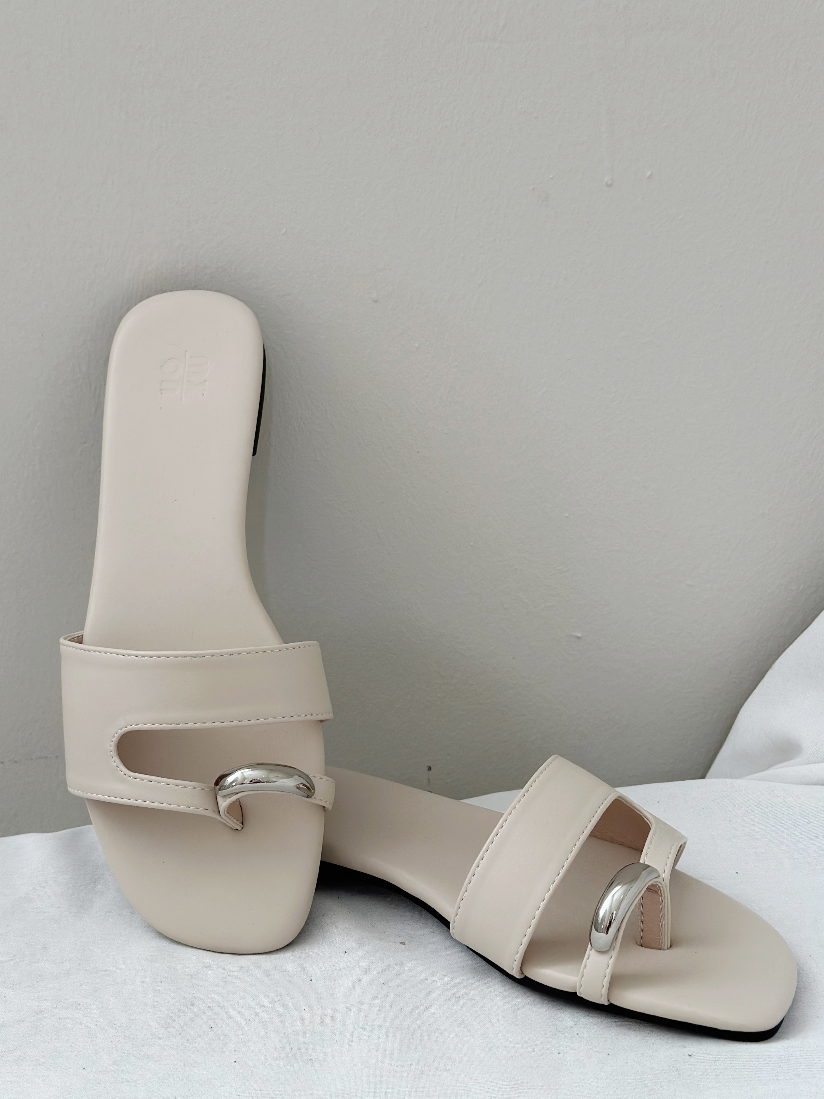 Ouwen Matellic Toe Ring Sandals Beige -SH084BEI