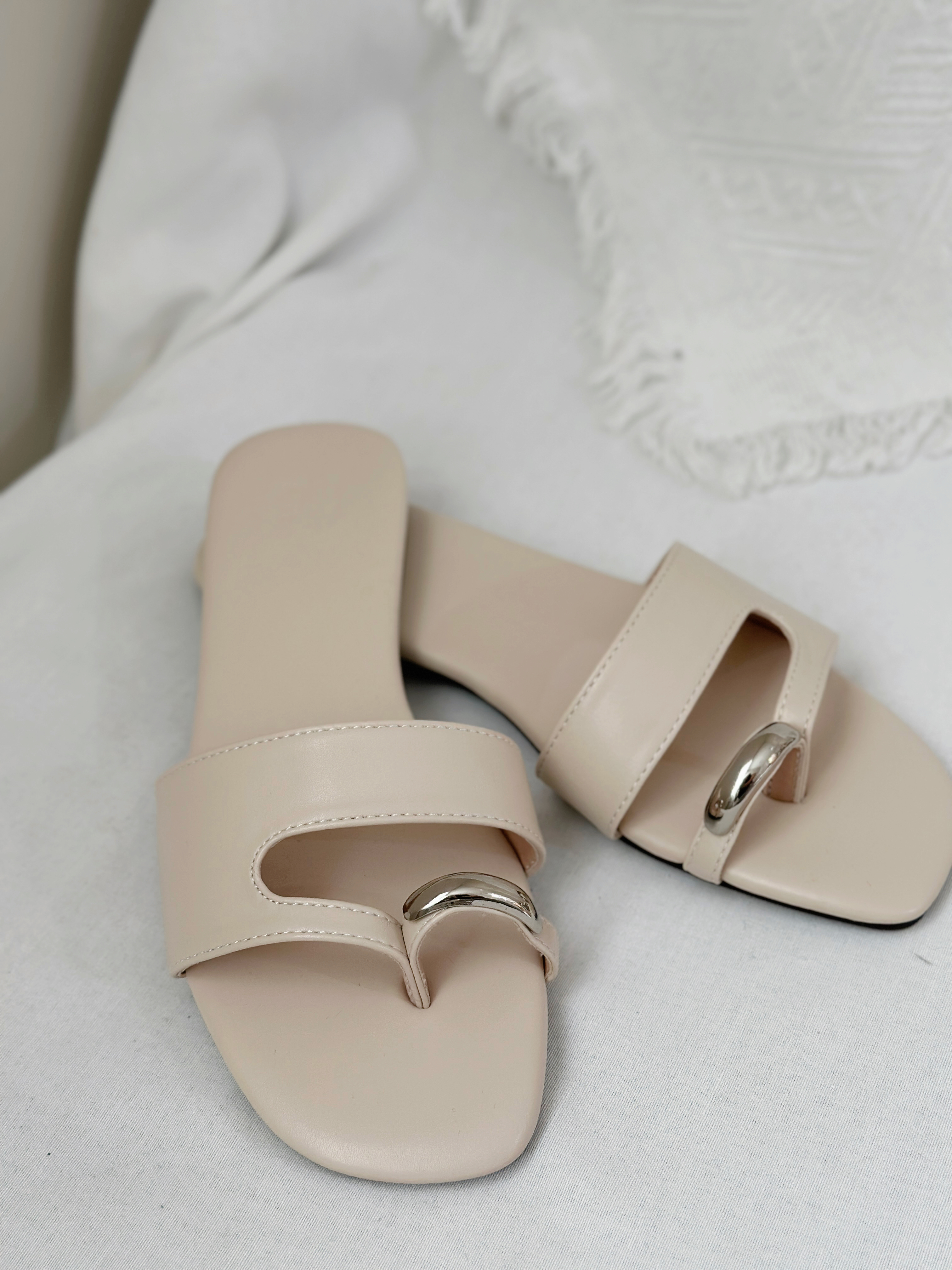 Ouwen Matellic Toe Ring Sandals Beige -SH084BEI