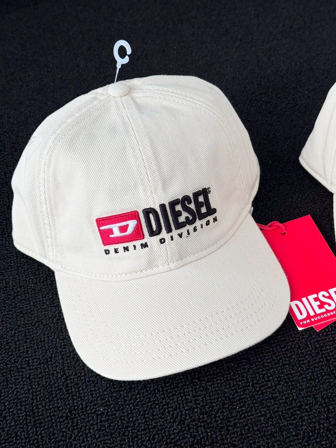 DIESEL 刺繡字體Logo 米白老帽