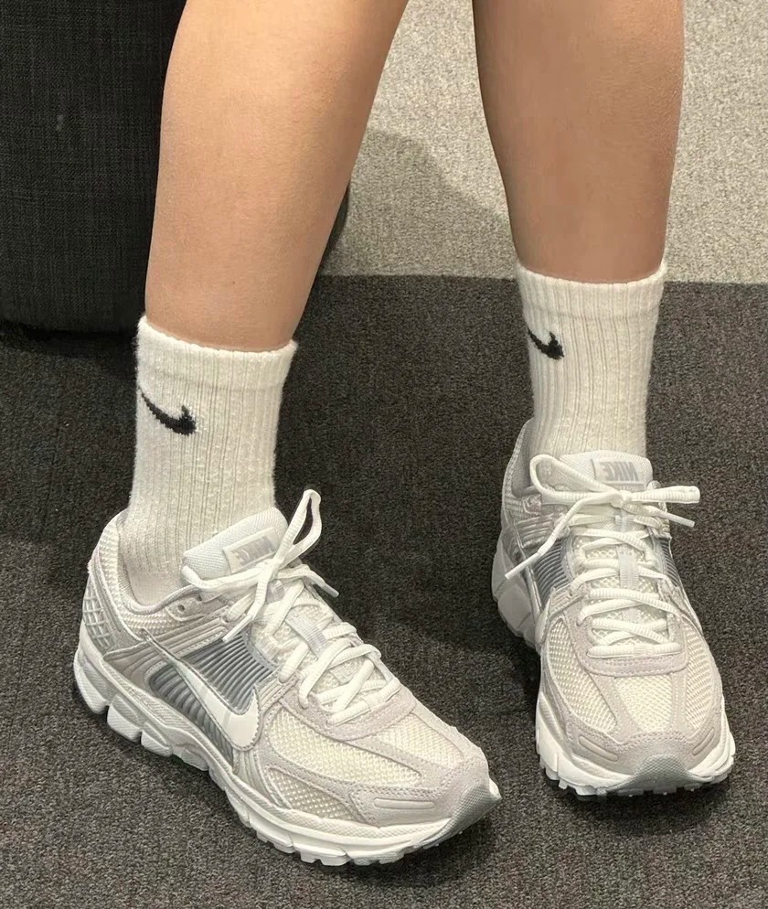 特賣商品不退換<特價42折> NIKE W ZOOM VOMERO 5 灰白 復古 麂皮 老爹鞋 慢跑鞋 休閒鞋【HQ0458-001】VMO5 25SALE