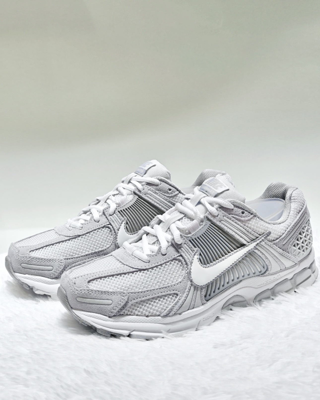 特賣商品不退換<特價42折> NIKE W ZOOM VOMERO 5 灰白 復古 麂皮 老爹鞋 慢跑鞋 休閒鞋【HQ0458-001】VMO5 25SALE