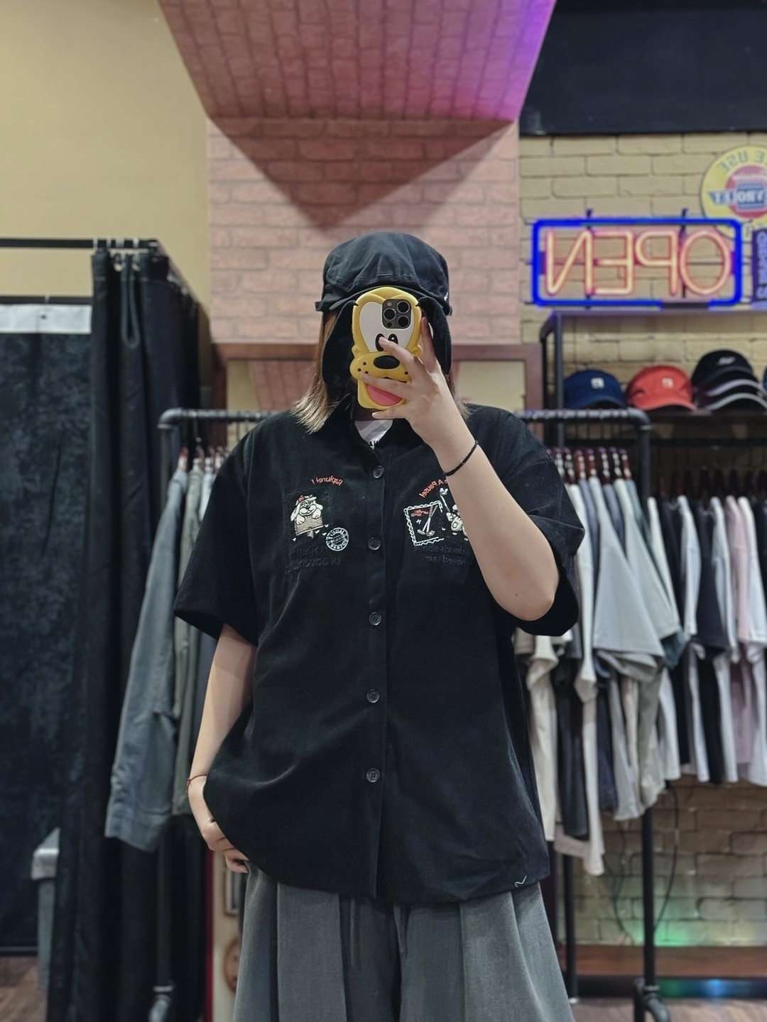 小狗郵票刺繡襯衫