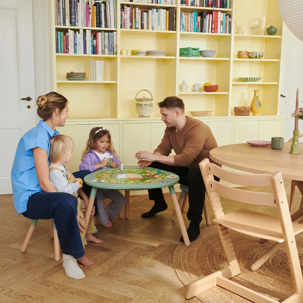Stokke–MUTable 遊戲盤套裝,49張拼圖、140張卡片、4個人偶及骰子,適合親子同樂。