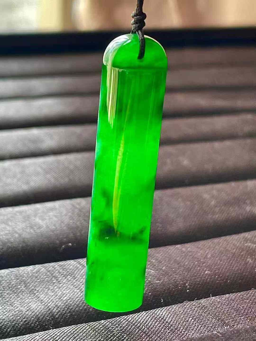 925556 翡翠高冰辣綠翎管吊墜