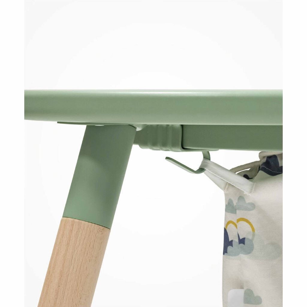 Stokke–MUTable 多功能兒童桌下方有專屬於玩具收納袋的掛鉤,方便安裝。