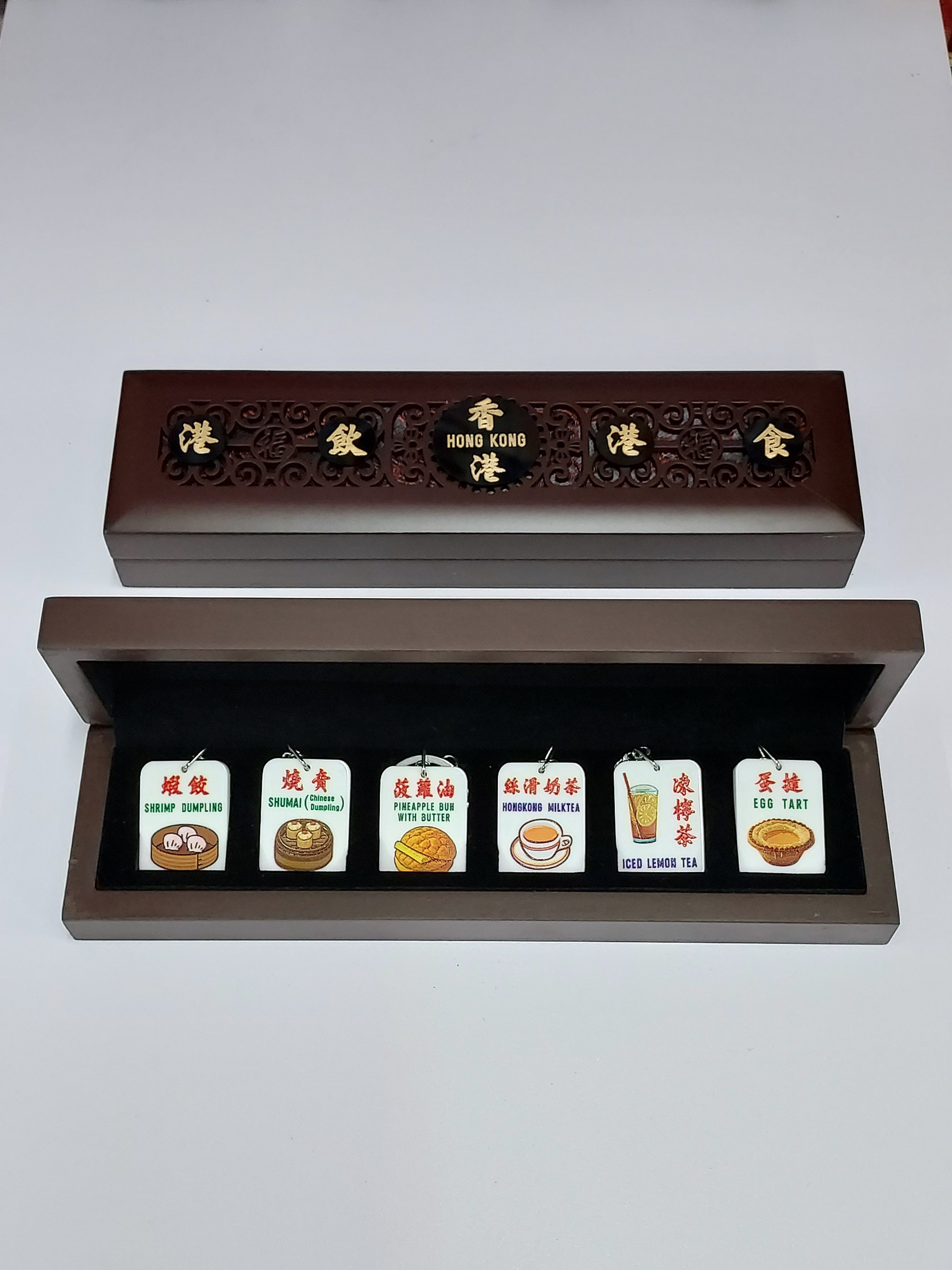 LEE HON KONG KAI gift set of hong kong-style calligraphy keychain